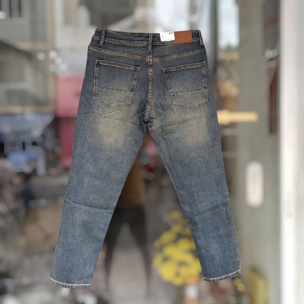 Với quần jean BTM wash rêu đậm, bạn có thể phối cùng nhiều kiểu áo khác nhau