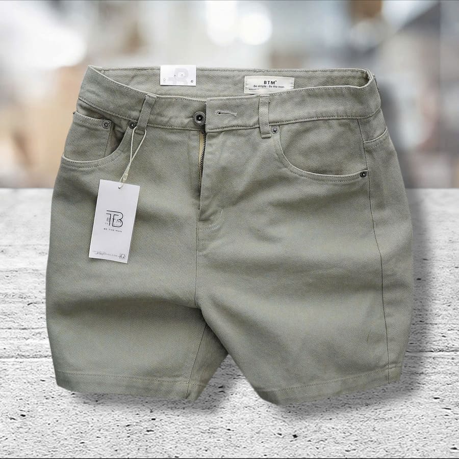 Quần short kaki jean BTM xanh ngọc là sự kết hợp hoàn hảo giữa tính ứng dụng và thời trang.