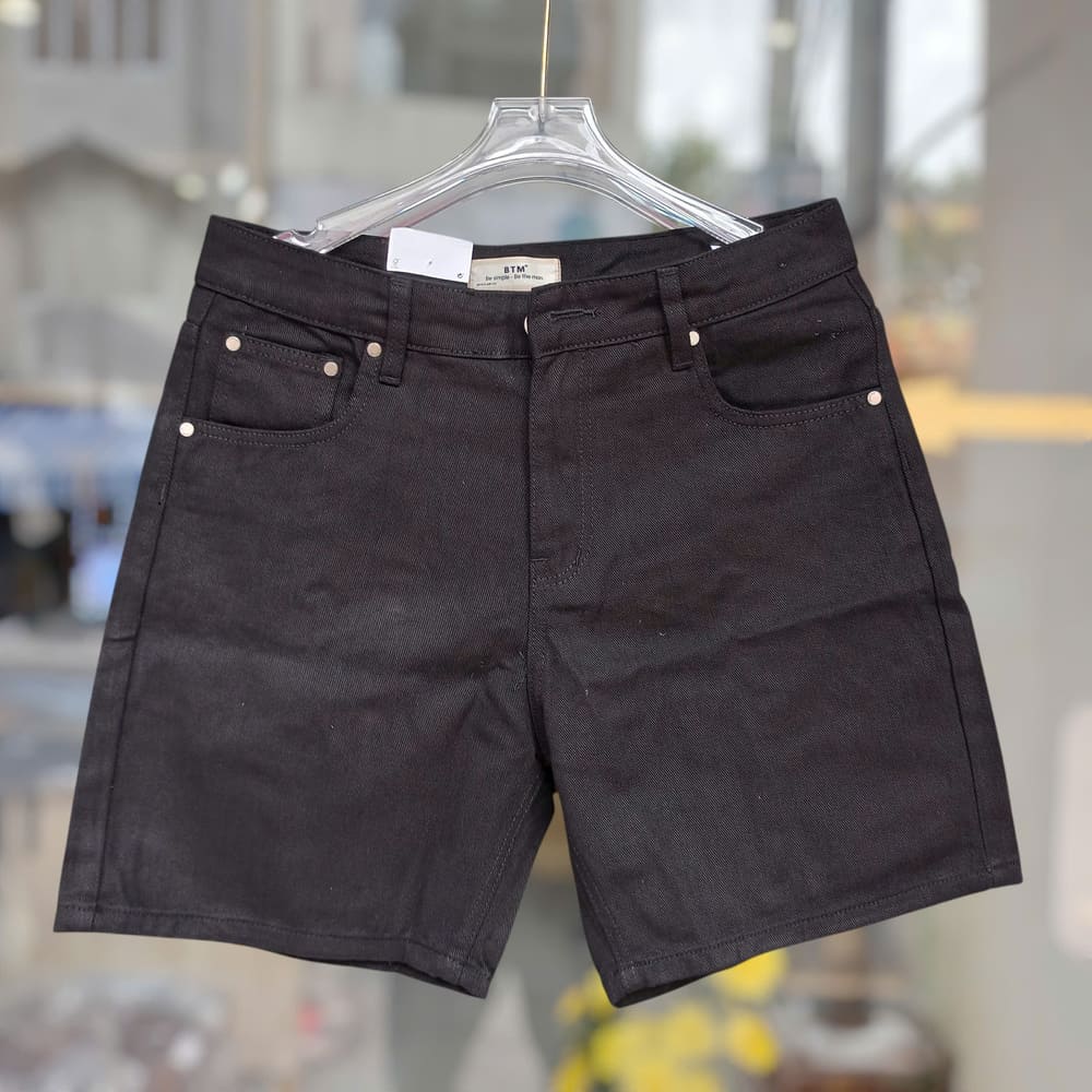 Mẫu quần short jean BTM màu đen rất dễ phối với áo thun, áo polo, hoặc sơ mi ngắn tay