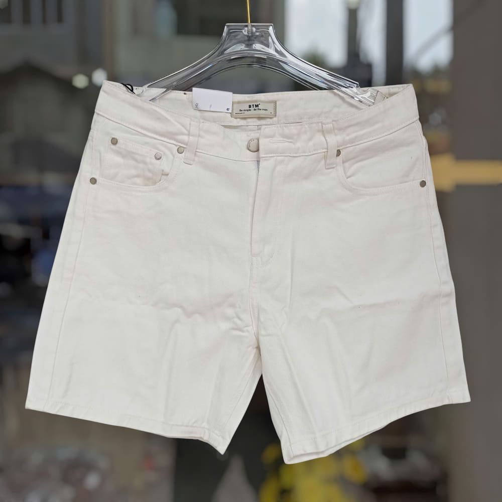 Quần short jean BTM màu trắng là lựa chọn hoàn hảo cho phái mạnh yêu thích sự đơn giản